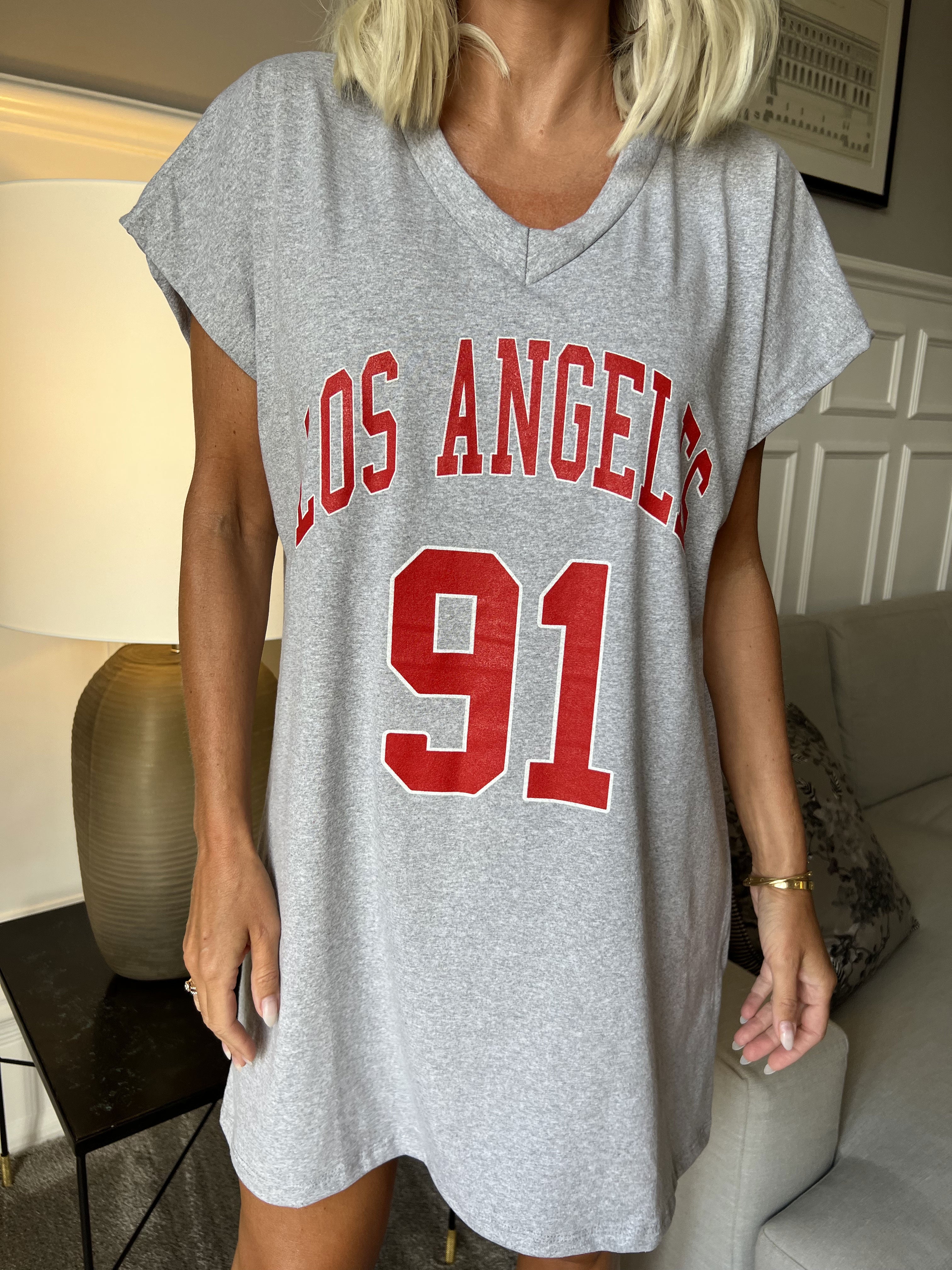 Julia - T-shirt kjole med tekst foran